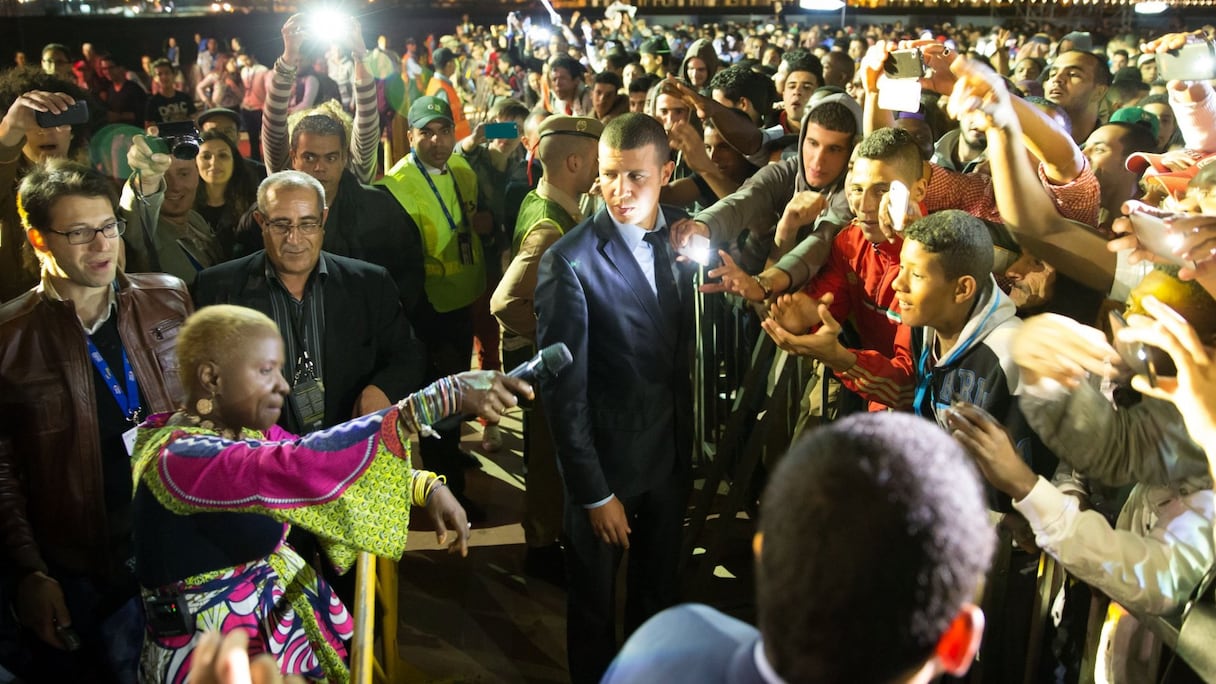 La foule ne fait pas peur à Angelique Kidjo, qui a donné un concert sur la scène du Bouregreg. Elle aime le public et, tout pressionnant qu'il soit, elle n'hésite pas à aller vers lui. De beaux moments!
