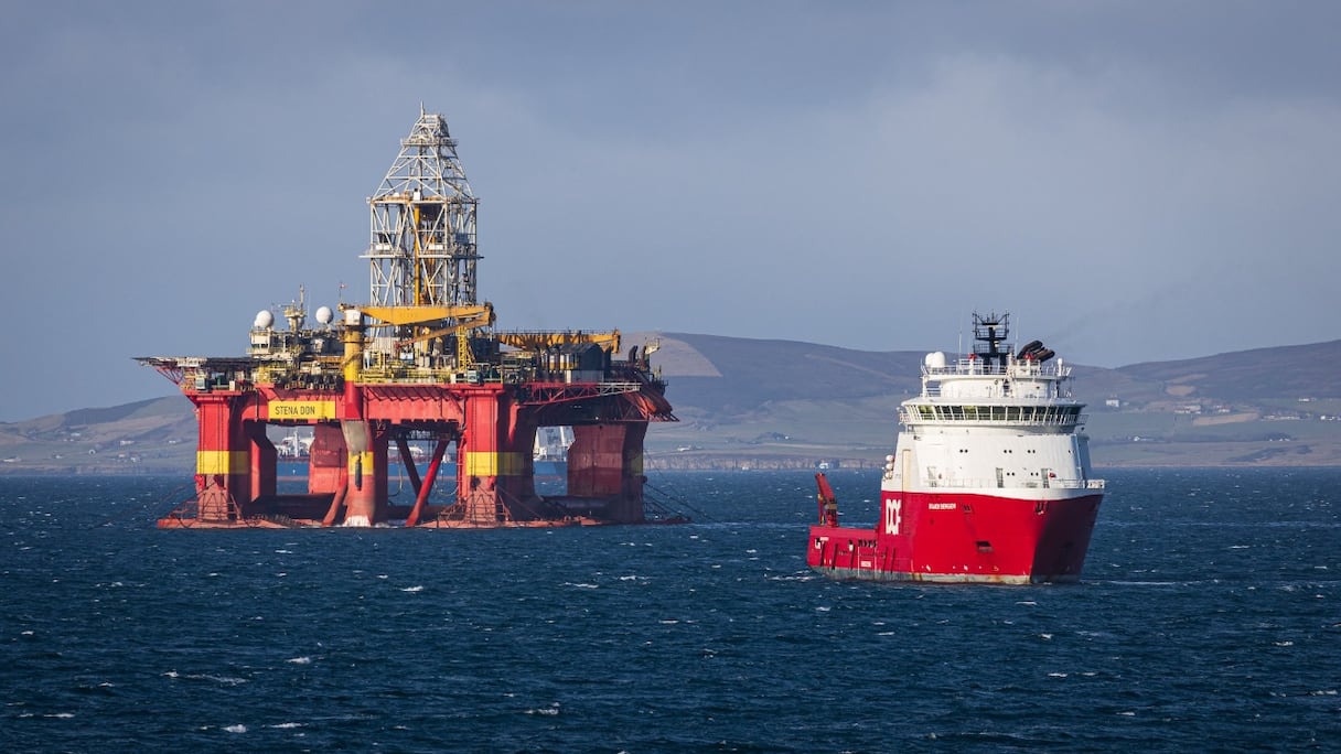 La plateforme de forage Stena Don (à gauche), propriété de Stena Drilling, est capable de réaliser des forages dans les environnements les plus difficiles.
