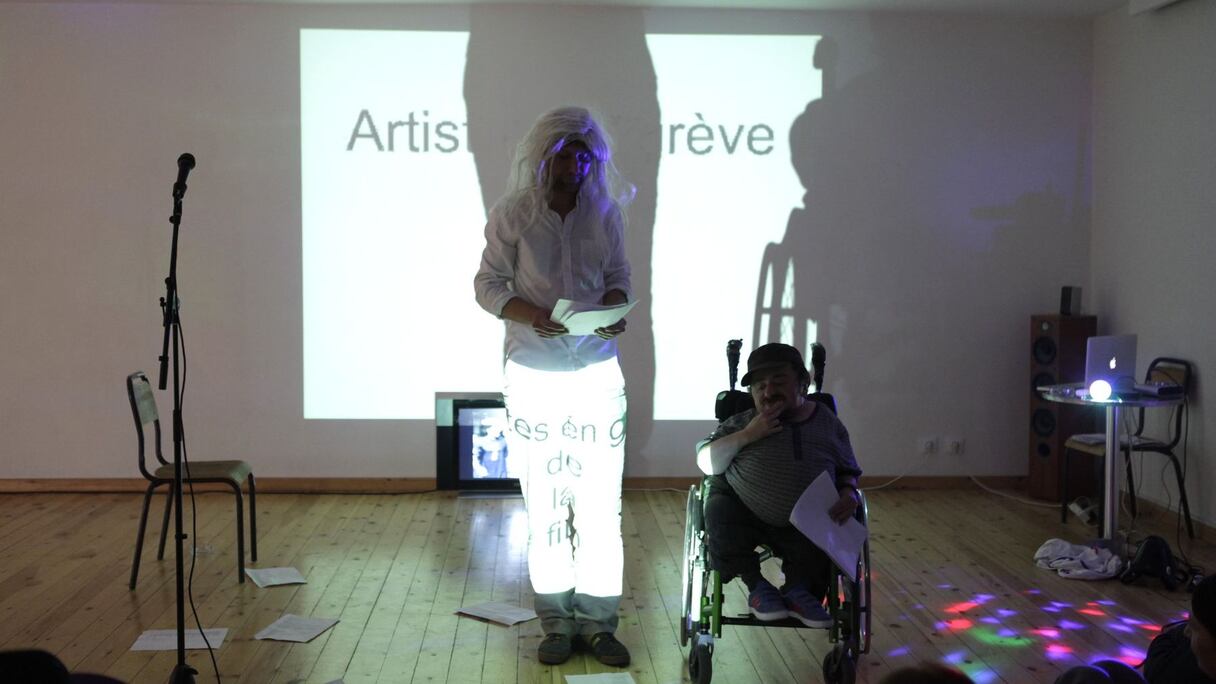 "Lui qui a fait défiler autant de monde sur les Champs-Elysées qu'à la Libération avec ses 2 buts de la tête en finale de la coupe du monde finira son oeuvre de la tête, coup de boule génial, à l'image du torse nu de Ballotelli", dira Delaunay. 
