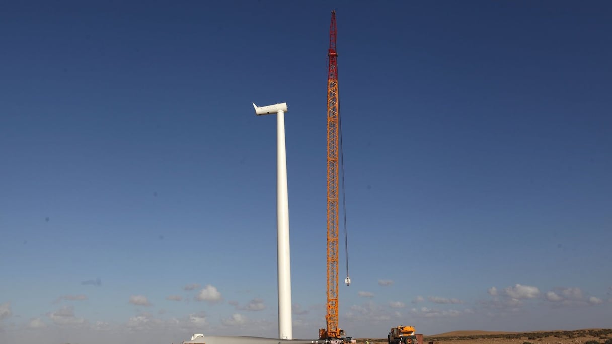 La grue d'installation est inactive. Le vent était trés fort, plus de 12 mètres/seconde. Le chantier est mis en stand-by, par mesure de sécurité. 
