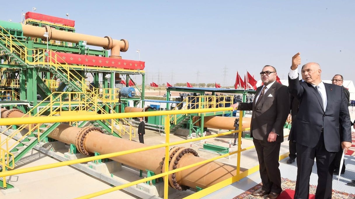 Mohammed VI et Mostafa Terrab, patron de l'OCP, à Jorf Lasfar lors d'une précédente visite de ce site en 2014.
