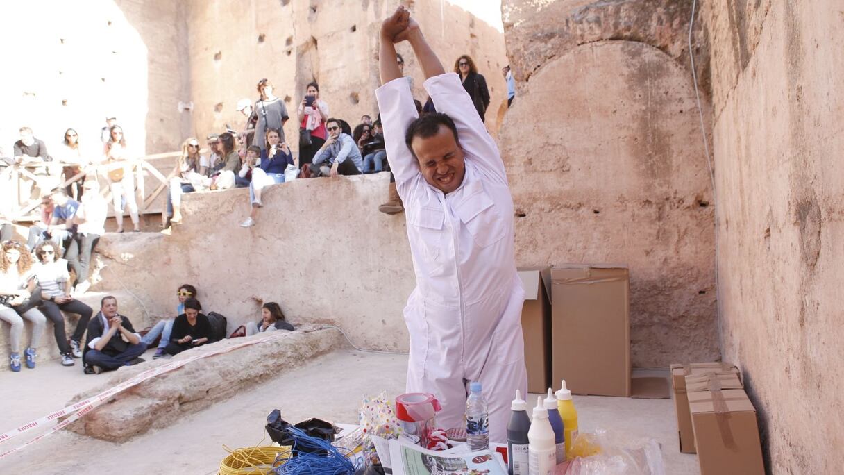 Et l'artiste de s'étirer, attisant la curiosité du public qui s'interroge sur le type de performance que se prépare à lui offrir Yassine Balbzioui. 
