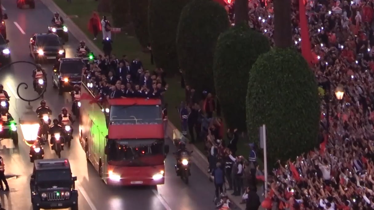 Les Lions de l’Atlas, de retour du Qatar, au passage de leur autocar dans les rues de Rabat, mardi 20 décembre 2022.
