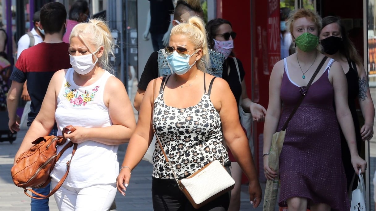 Des piétons masqués, dans une rue de Bruxelles, le 12 août 2020.
