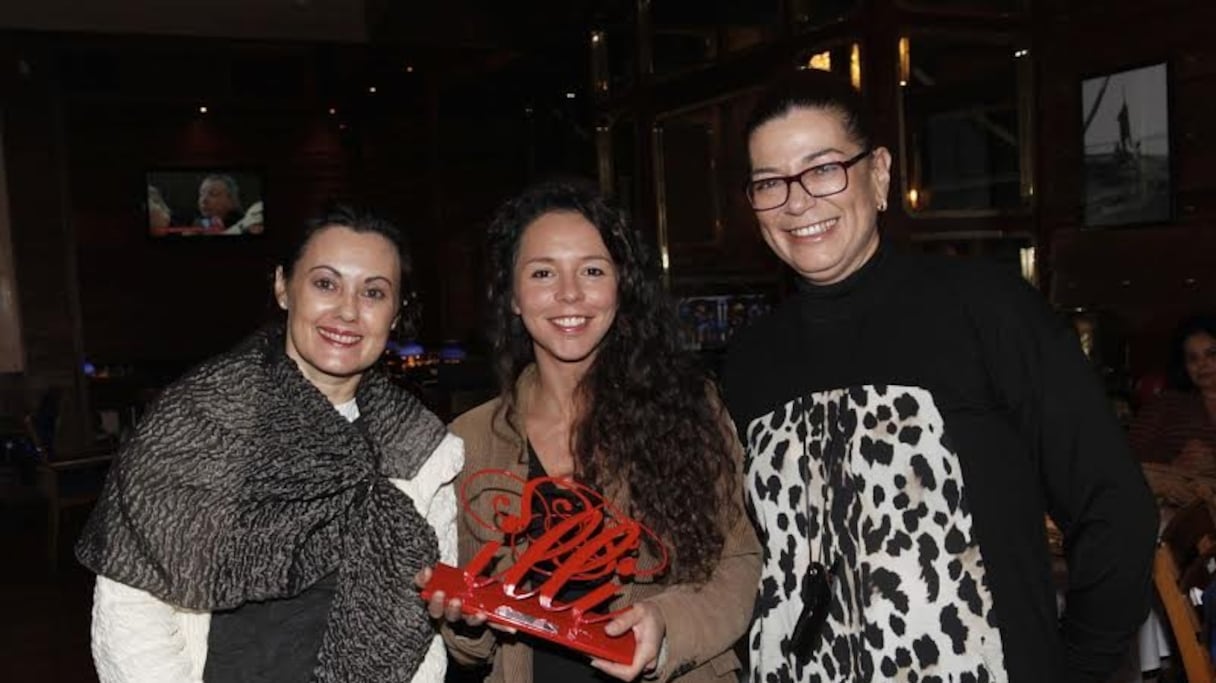 Leila Ghandi entourée par Aicha Sakhri (D), directrice générale de Illi, et Géraldine Dulat (Illi).
