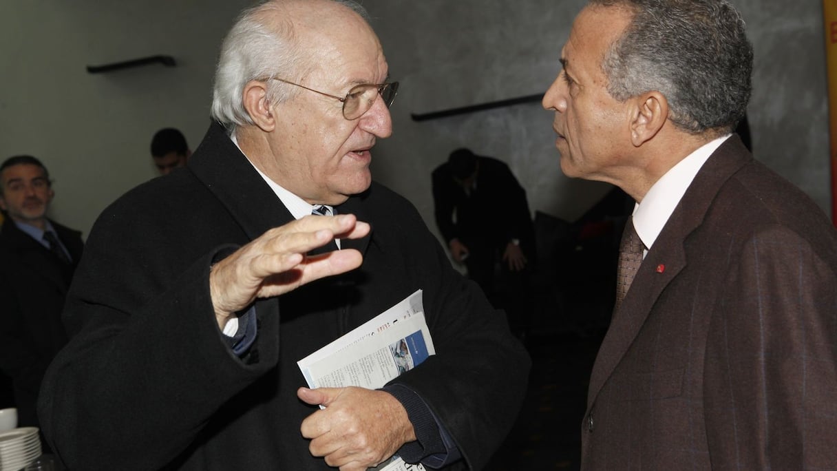 Jawad Kerdouki, président de l'IMRI (G), en pleine discussion avec un des participants à cette rencontre.
