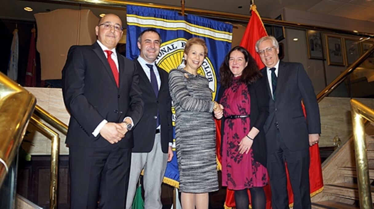 Lalla Joumala Alaoui et la présidente du National Press Club (NPC) de Washington, Andrea Snyder Edney.
