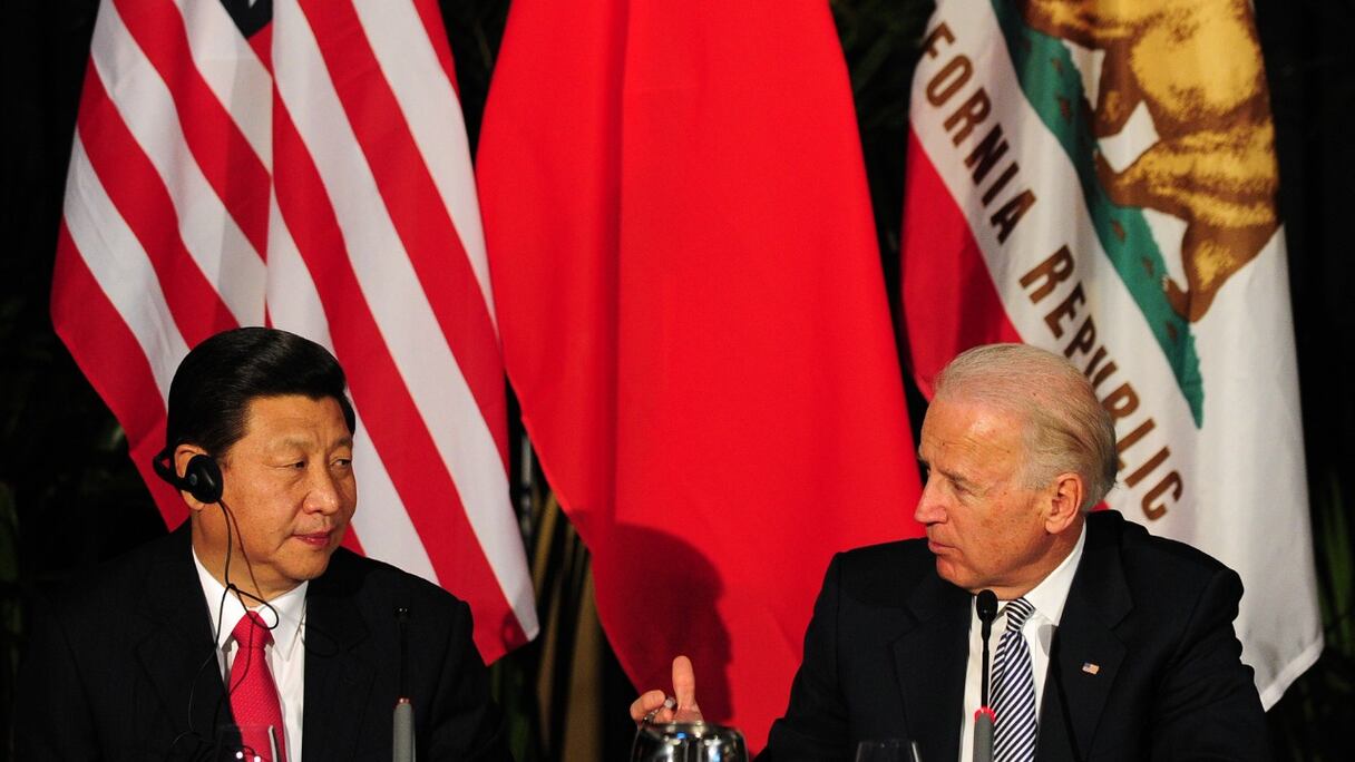 Alors vice-président, Joe Biden s'exprime sous le regard de son homologue chinois Xi Jinping, en visite à Los Angeles, au cours d'une réunion de gouverneurs, en Californie, le 17 février 2012 (archives).
