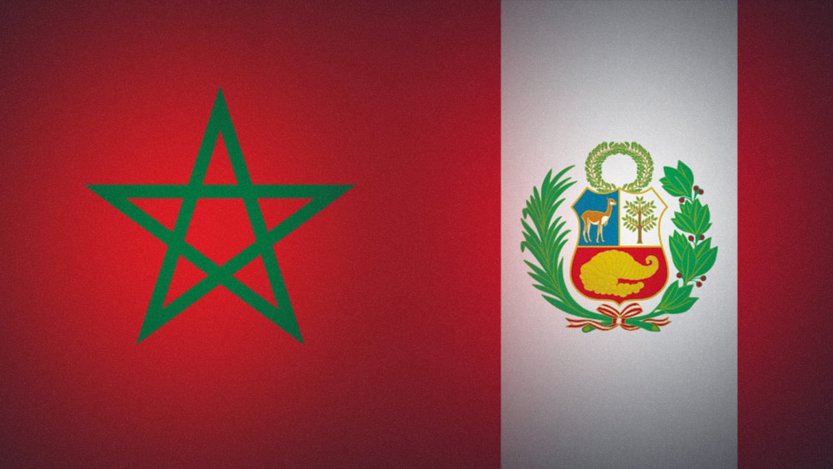 Drapeaux du Royaume du Maroc et de la République du Pérou.
