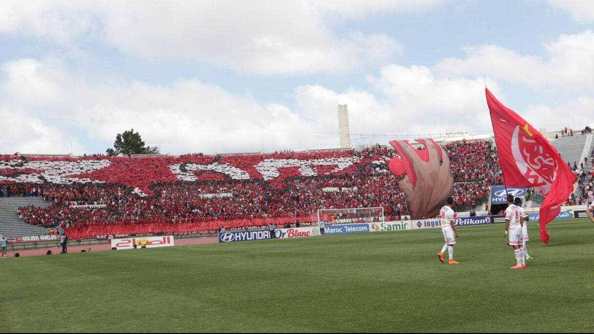 Même les joueurs wydadis, pourtant habitués à ce genre d'ambiance, jettent un oeil sur le virage nord du Complexe Mohammed V.
