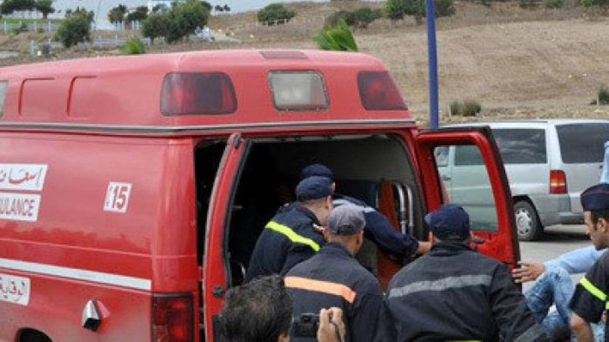 Intervention des services d'urgence après un accident de la route. 
