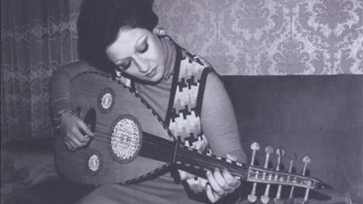 Après l'indépendance et pendant près de dix ans, Warda est obligée d'arrêter la musique pour se consacrer à sa famille
