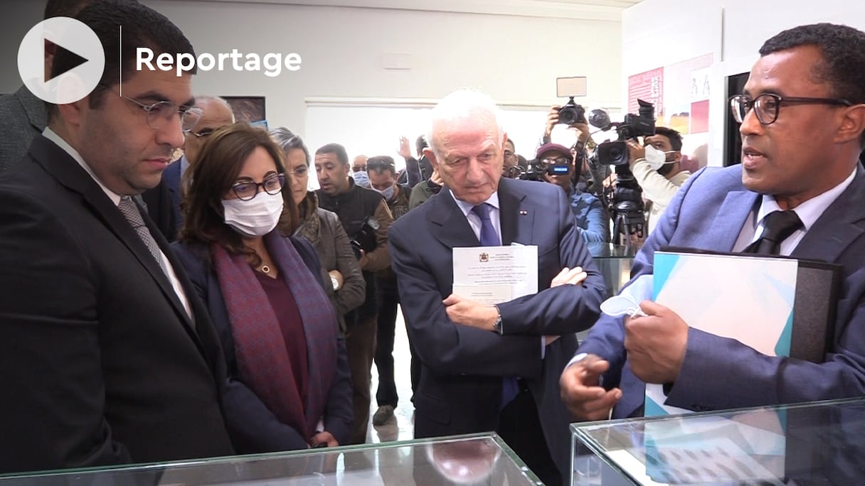 Mehdi Bensaïd, ministre de la Culture, et le conseiller du Roi, André Azoulay, lors de l'inauguration de l'exposition sur les plus anciens éléments de parure datant de 150.000 ans, à Rabat.
