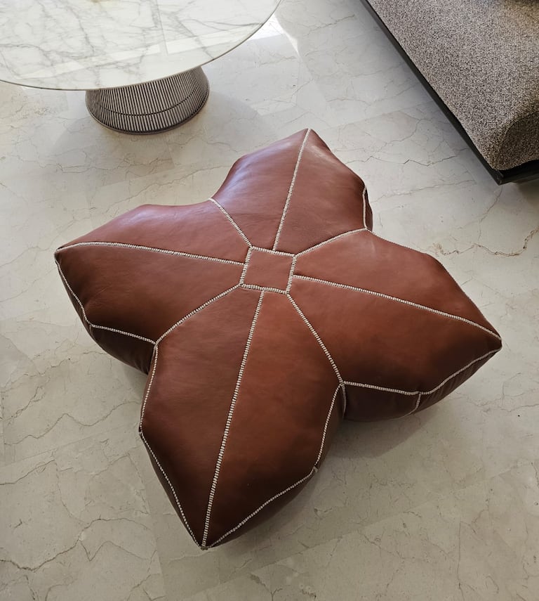 Les poufs CLOVER Ottomans, en forme de trèfle à quatre feuilles, signés Hicham Lahlou.