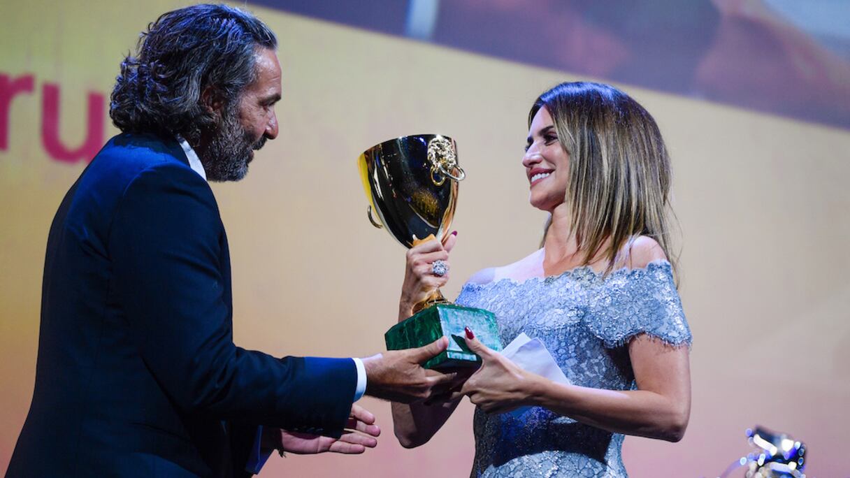 L'actrice espagnole Penelope Cruz a reçu, du membre du jury de la 78e Mostra de Venise, le réalisateur italien Saverio Costanzo, la Coppa Volpi de la meilleure actrice dans "Madres Paralelas" (Mères parallèles), le 11 septembre 2021, au Lido de Venise.
