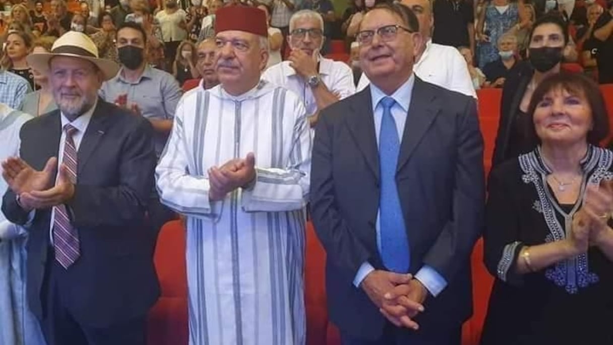 Abderrahim Beyoud (au centre), chef du bureau de liaison du Maroc à Tel Aviv, aux côtés de Jacky Kadoch, président la communauté juive marocaine de Marrakech-Safi (à gauche) lors des célébrations de la fête du Trône, ici à Yokneam, en Israël. 
