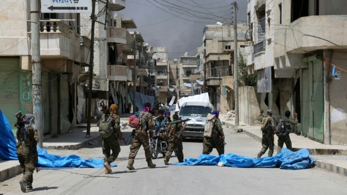 Patrouille de membres des forces démocratiques syriennes (FDS) à Minbej, le 7 août 2016 à la recherche de combattants de l'EI.
