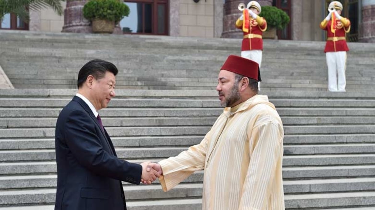 Le Président de la République populaire de Chine, Xi Jinping, accueillant sa Majesté le Roi Mohammed VI, début mai 2016, à l’esplanade est du Grand Palais du peuple à Pékin.
