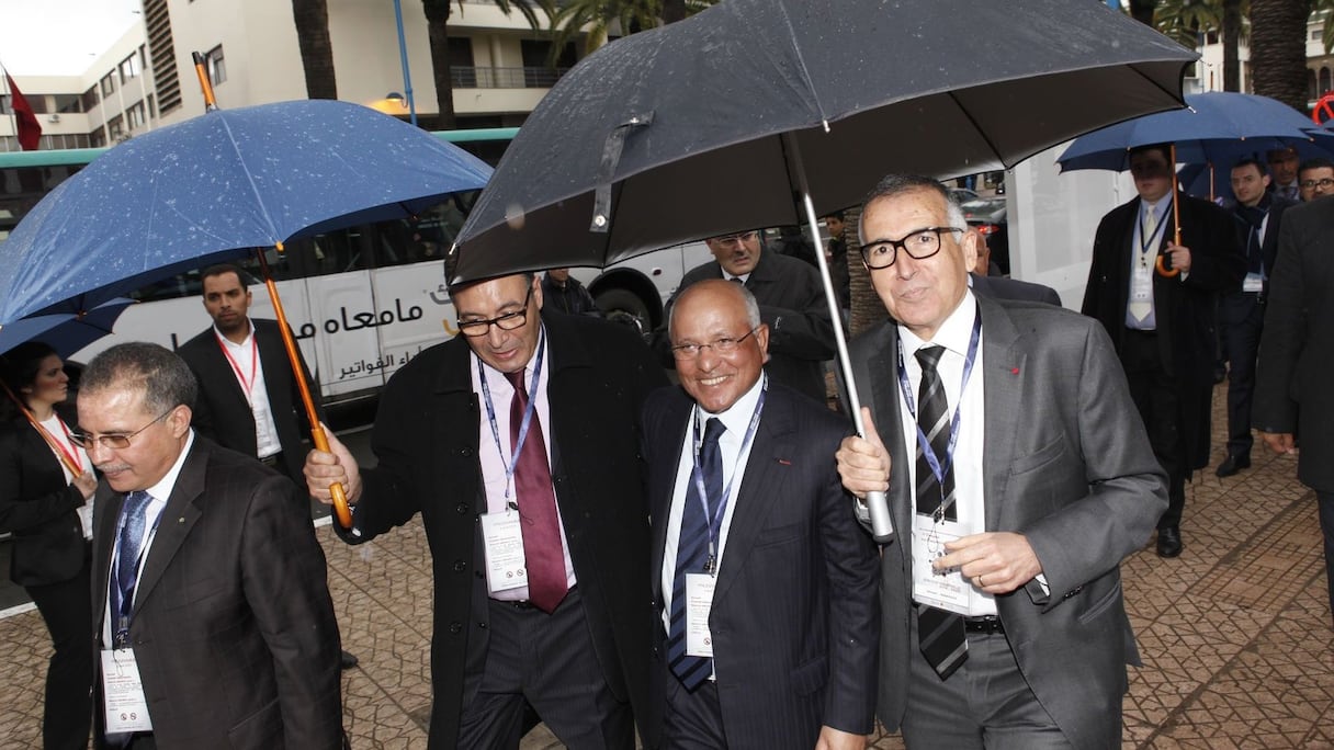 De gauche à droite: Mohamed Fikrat, PDG de Cosumar, Mohamed Mbarki, directeur de l'Agence de l'Oriental, Mohamed Chaibi, PDG de Ciments du Maroc, et Ahmed Nakkouch, PDG de Nareva. Ambiance bon enfant avant de s'attaquer aux choses sérieuses.
