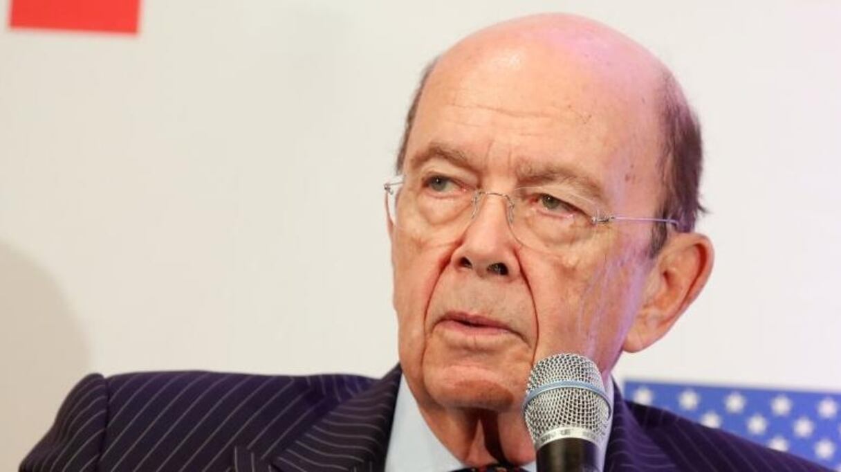 Le secrétaire américain au Commerce Wilbur Ross aurait gardé des liens d'affaires avec des proches de Vladimir Poutine.
