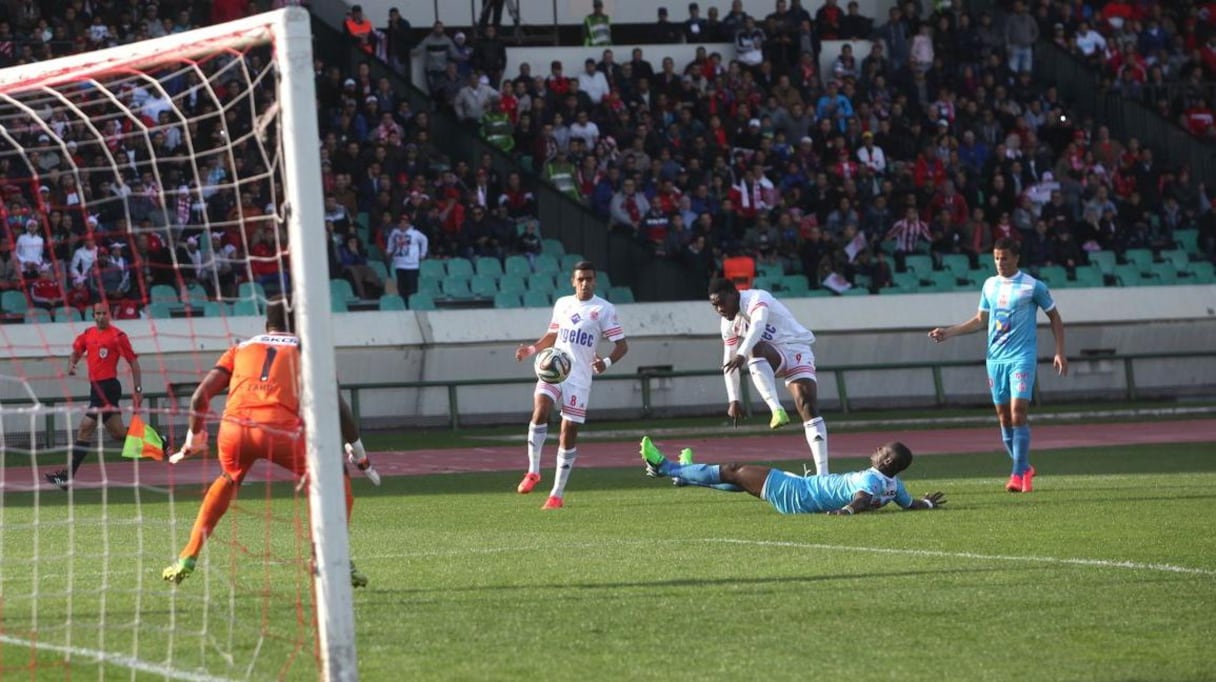 Après un passage à long vide, notamment sanctionné par deux buts du Hassania, le Wydad parvient à égaliser à la dernière minute de la rencontre et sauve sa place de leader. 
