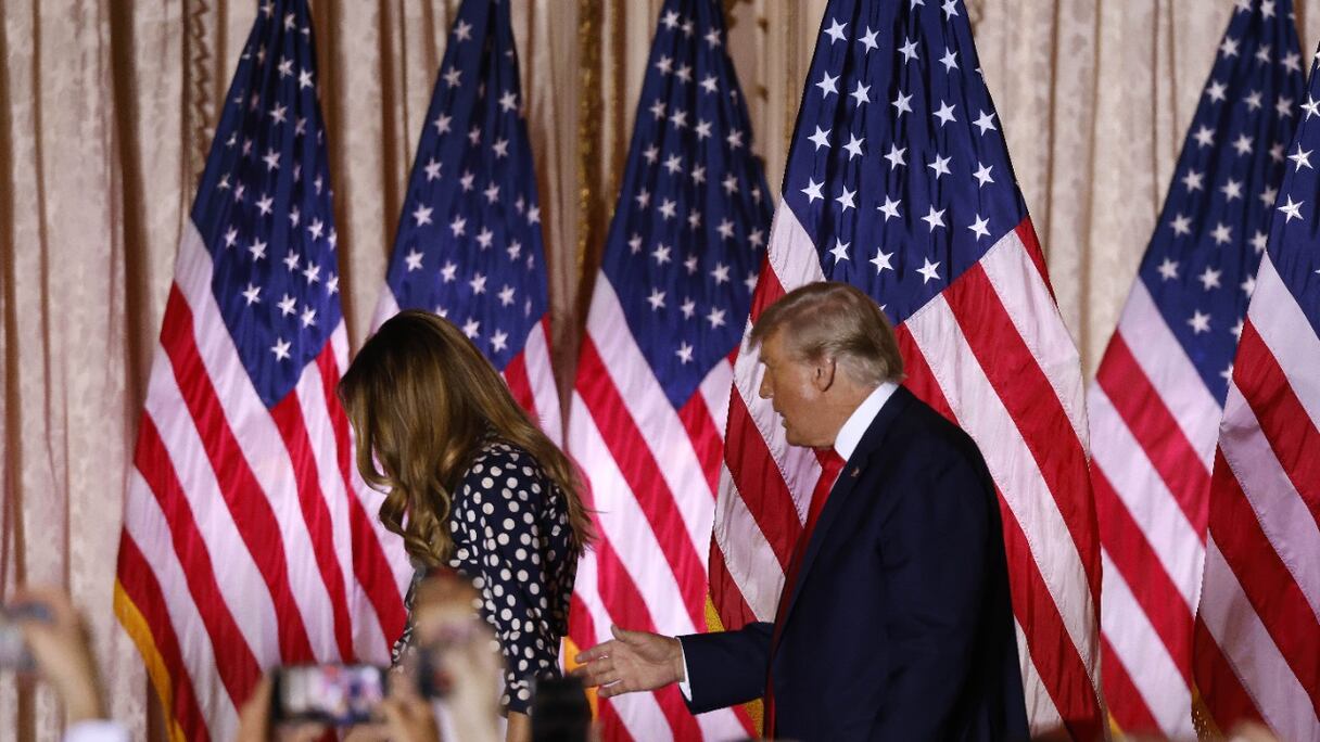 Donald Trump et son épouse Melania quittent la scène au Mar-a-Lago Club de Palm Beach, en Floride, le 15 novembre 2022. L'ex-président américain a annoncé devant ses partisans se porter candidat aux présidentielles américaines de 2024.
