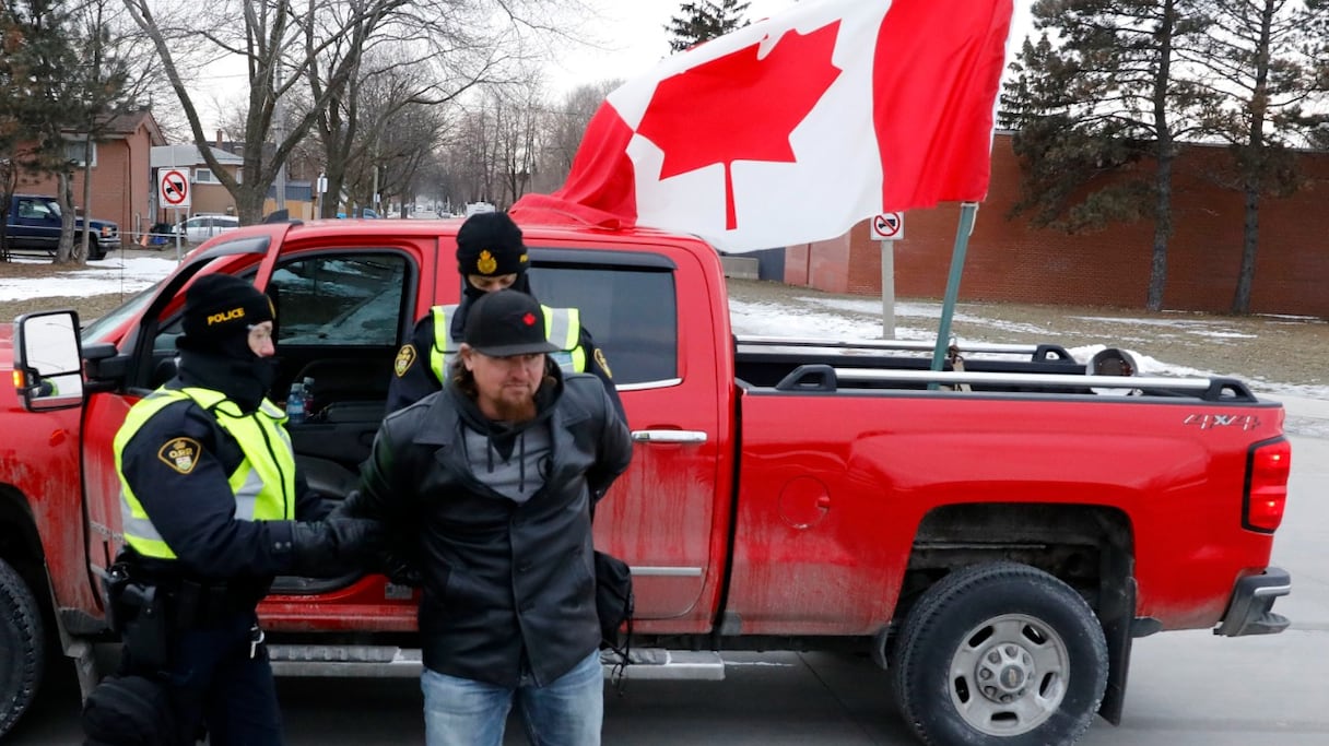 Arrestation d'un manifestant alors que la police libère le pont Ambassador, frontalier avec les Etats-Unis à Windsor, en Ontario, au Canada, le 13 février 2022.
