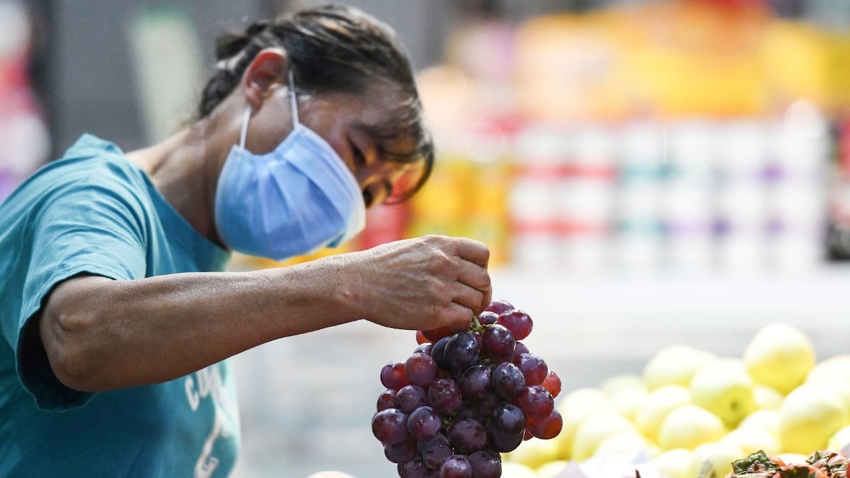 Une cliente achète du raisin dans un supermarché de Fuyang, dans la province chinoise de l'Anhui, le 10 août 2022.
