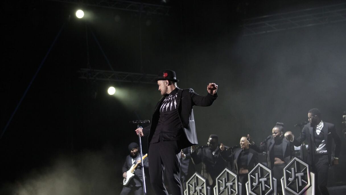 Michael Jackson n'est jamais loin, guidant jusqu'aux pas de ce danseur émérite. Justin Timberlake, un artiste complet qui a su s'inspirer des plus grands pour apporter son propre souffle à la musique pop.  
