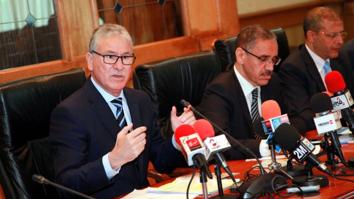 Le ministre de la Santé, Lhoussaine Louardi (g), lors d'une conférence de presse, le 24 juin 2015 à Rabat.
