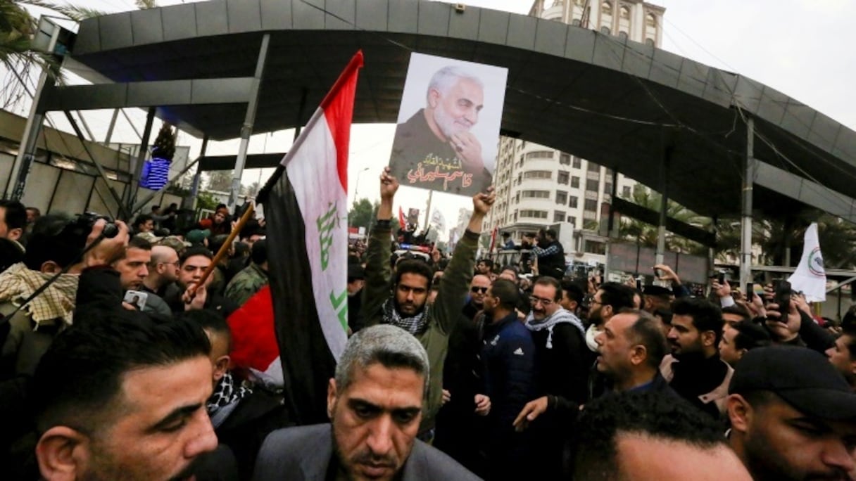 Des Irakiens assistent à Bagdad, le 4 janvier, aux funérailles du puissant général Qassem Soleimani et d'un chef de la milice irakienne Hachd al-Chaabi, tués par une frappe américaine.
