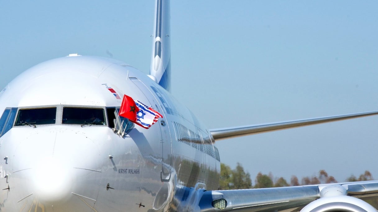 Le Boeing 737-900 affiche les drapeaux du Maroc, des Etats-Unis et d'Israël à son arrivée à Rabat
