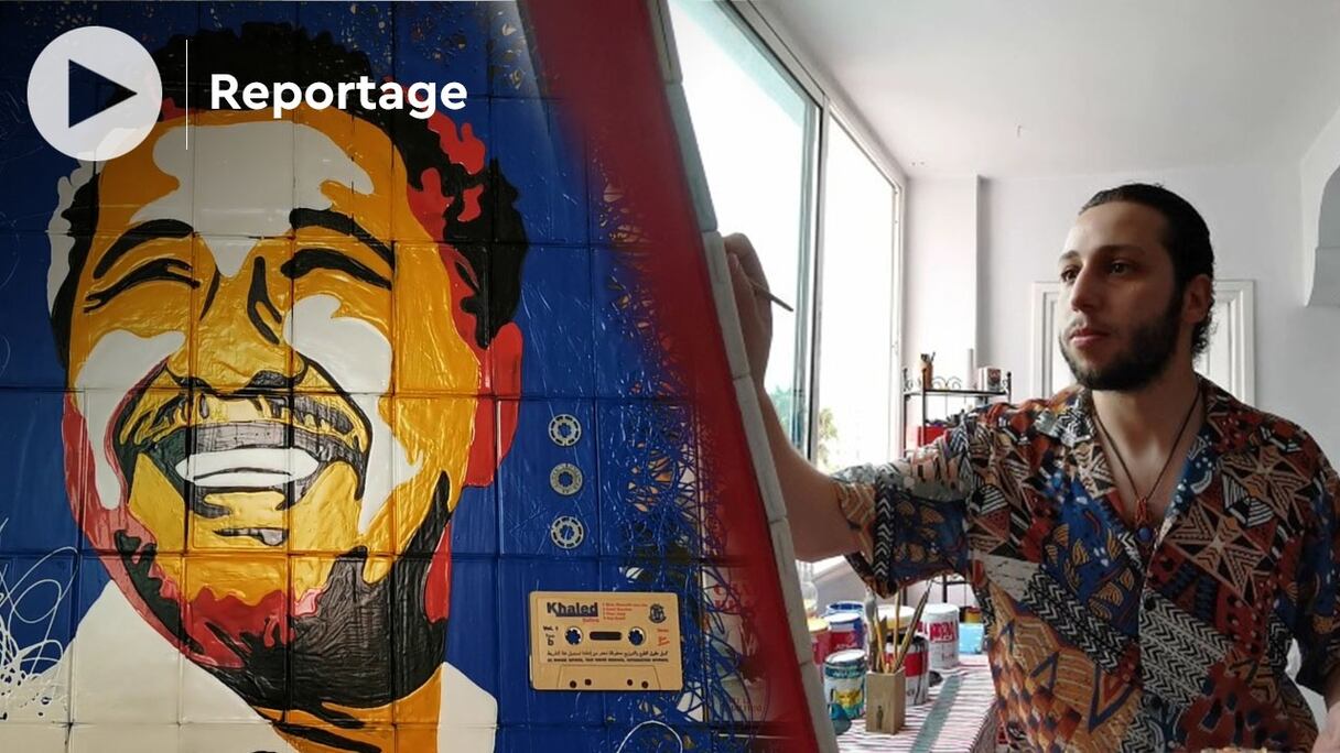 Younes Miloudi, artiste qui travaille sur des supports créatifs: des cassettes audio et VHS.