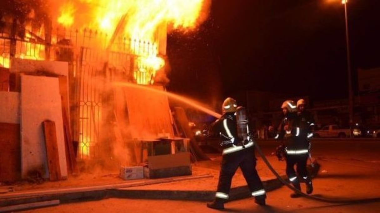 Des pompiers tentent de maîtriser un incendie. Photo d'illusration.
