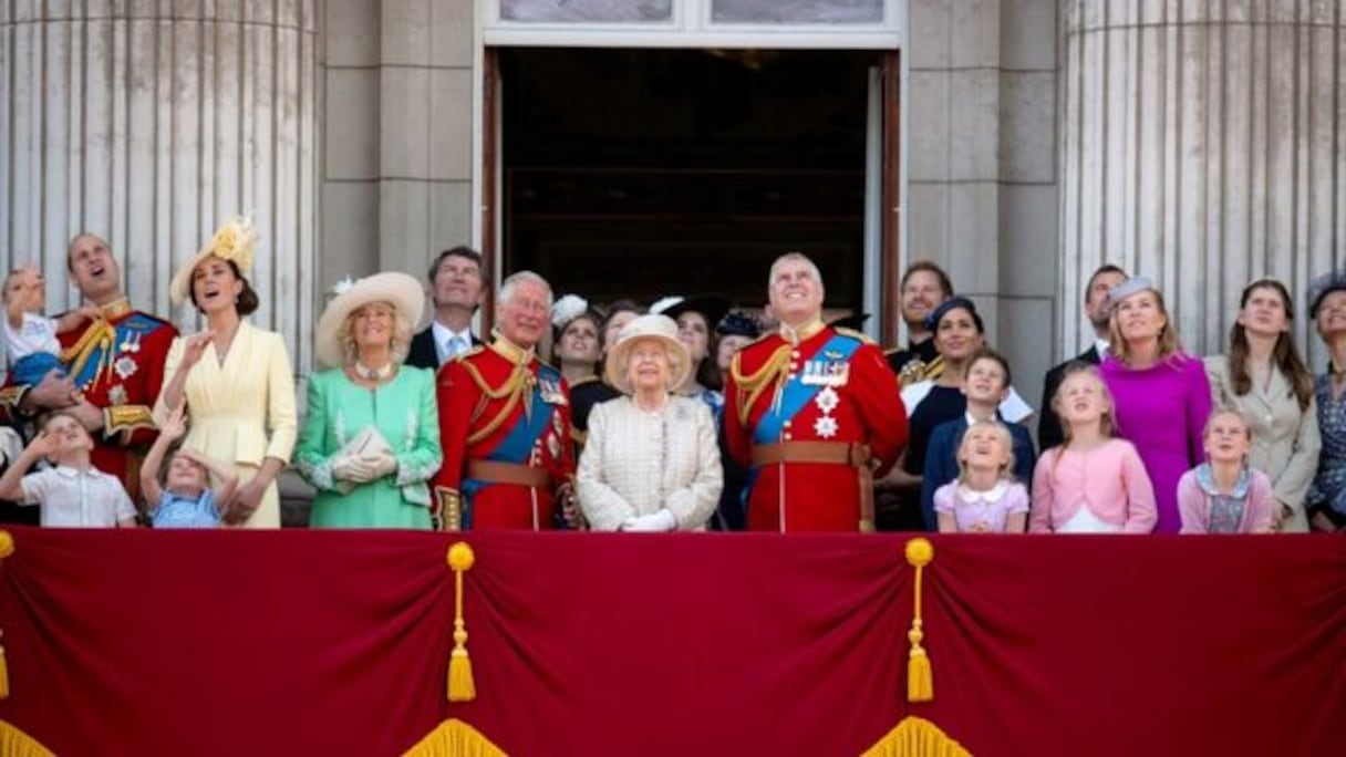La famille royale britannique, autour de la défunte Reine Elizabeth II.
