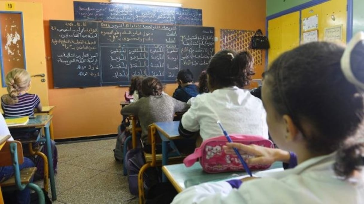 Des élèves du cycle primaire, en classe. 
