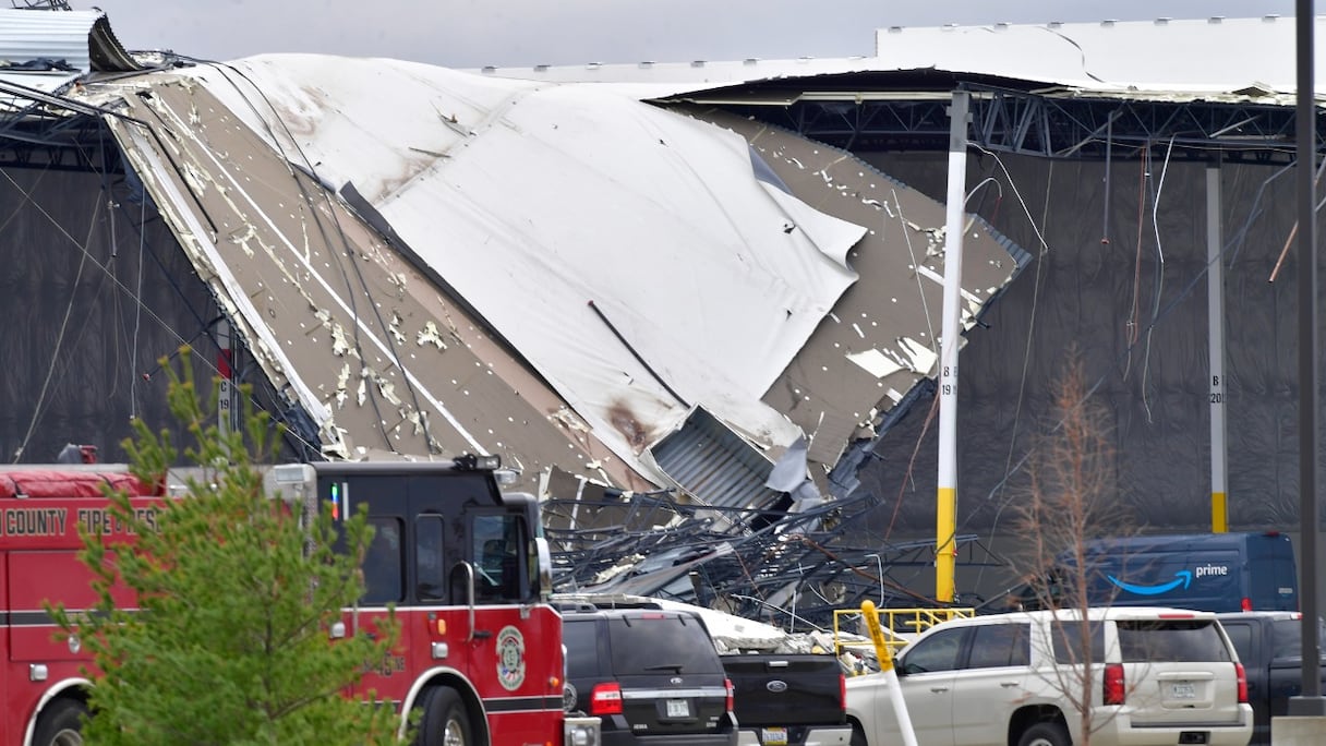 Des ouvriers retirent des débris d'un centre de distribution d'Amazon à Edwardsville, dans l'Illinois, le 11 décembre 2021, après avoir été touché par une tornade. Des tornades ont ravagé cinq Etats américains du jour au lendemain.
