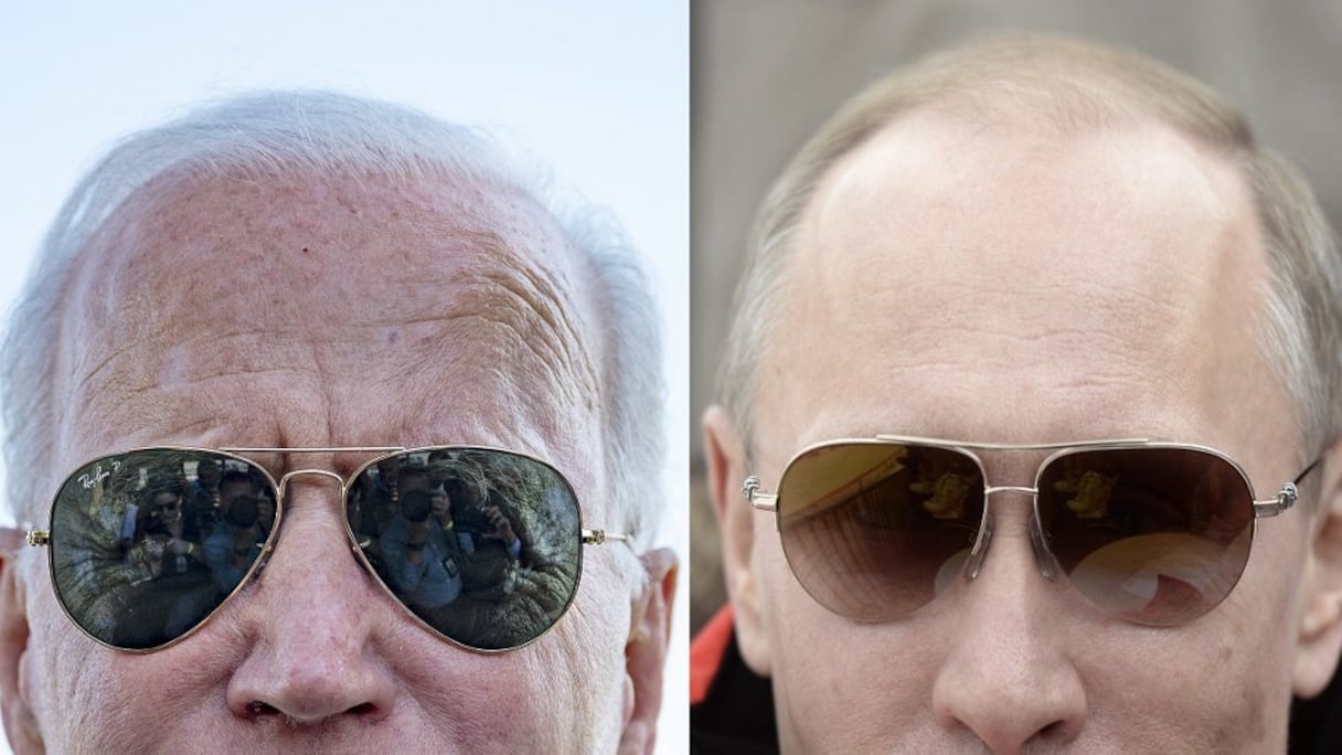 Vladimir Poutine regarde une épreuve de ski alpin hommes au centre Rosa Khutor aux Jeux paralympiques d'hiver de Sotchi, le 9 mars 2014 et Joe Biden s'adresse à la presse alors qu'il quitte la Maison Blanche à Washington, le 25 mai 2021 (photomontage). 
