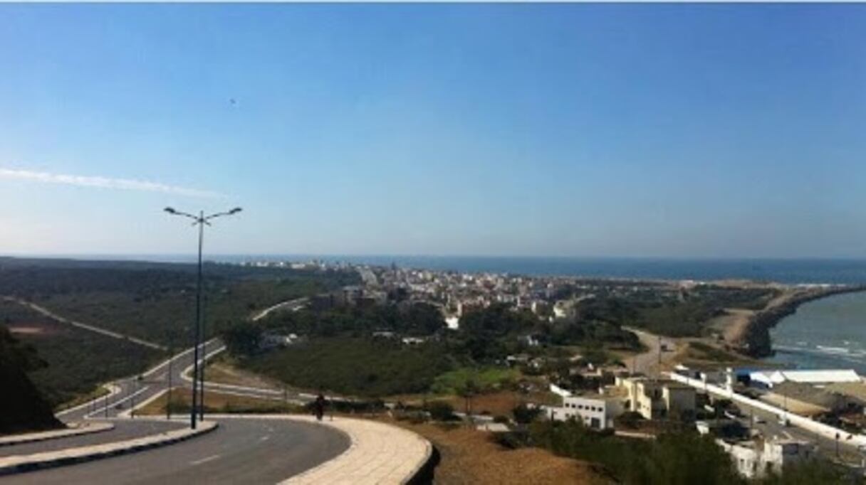 Proche de Kénitra, Rabat et Salé, Mehdia est une petite cité portuaire. Le réaménagement de sa corniche a permis de mettre en valeur son important potentiel naturel, aujourd'hui très apprécié des touristes. 
