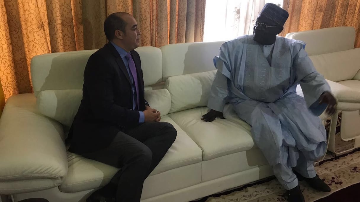 Mohamed Ouzzine, vice-président de la Chambre des représentants s'entretenant à Yaoundé avec Djibril Cabye Sidibe, le président de l'Assemblée nationale du Cameroun.
