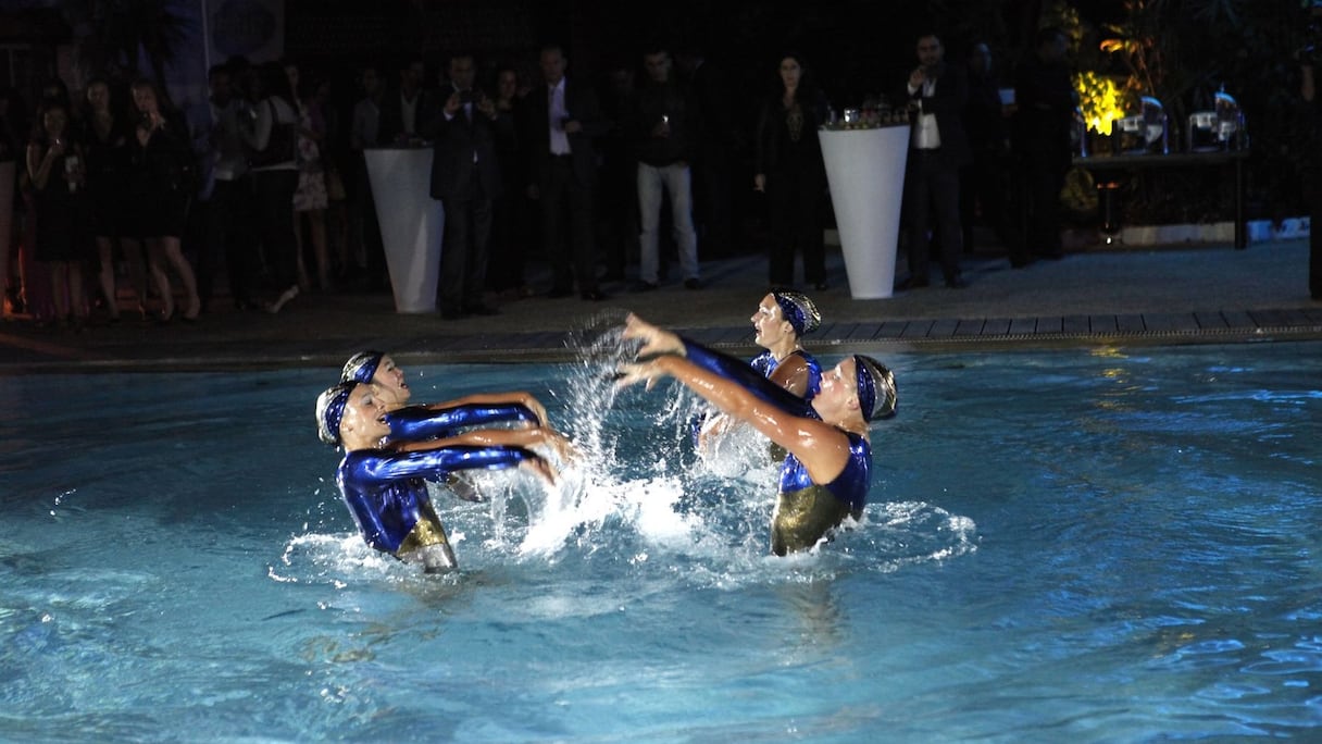 Clôture en beauté de la soirée sur une belle surprise: un show de danse aquatique synchronisée.
