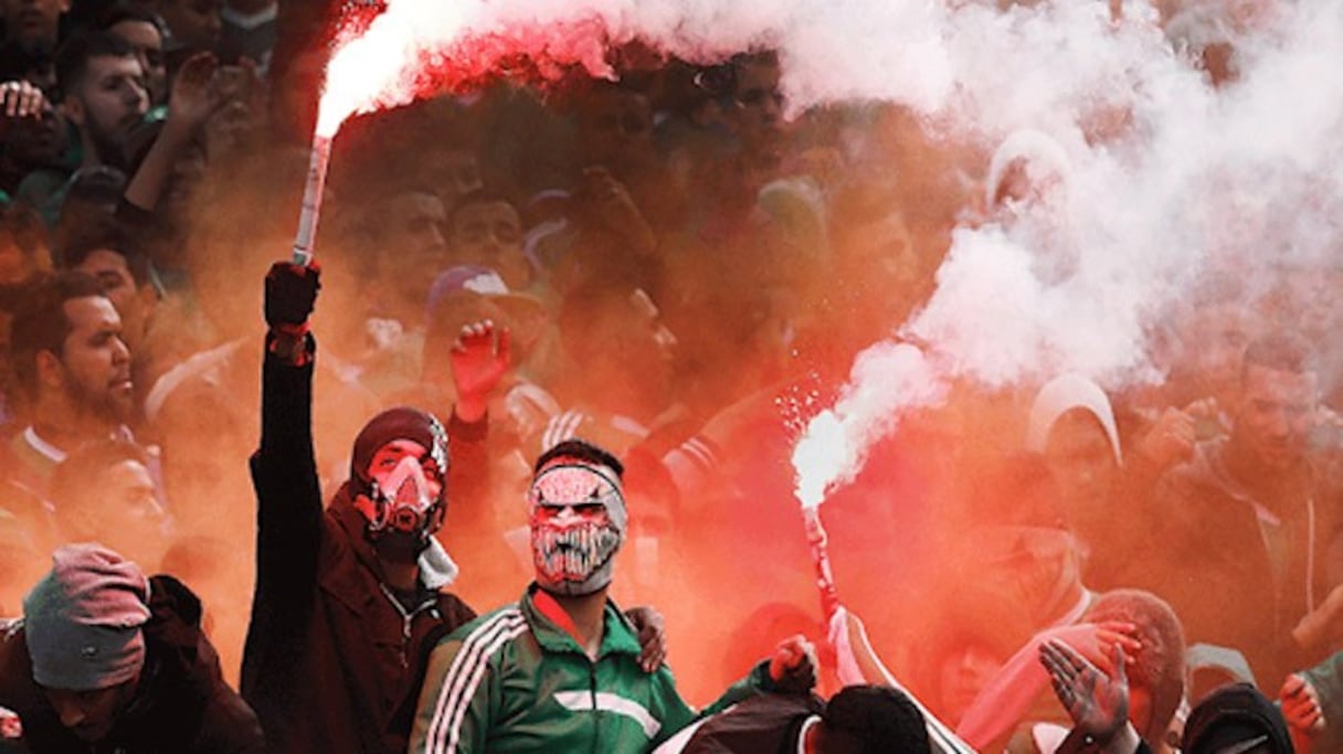 Supporters de football casablancais, au cours d'un match de la Botola.
