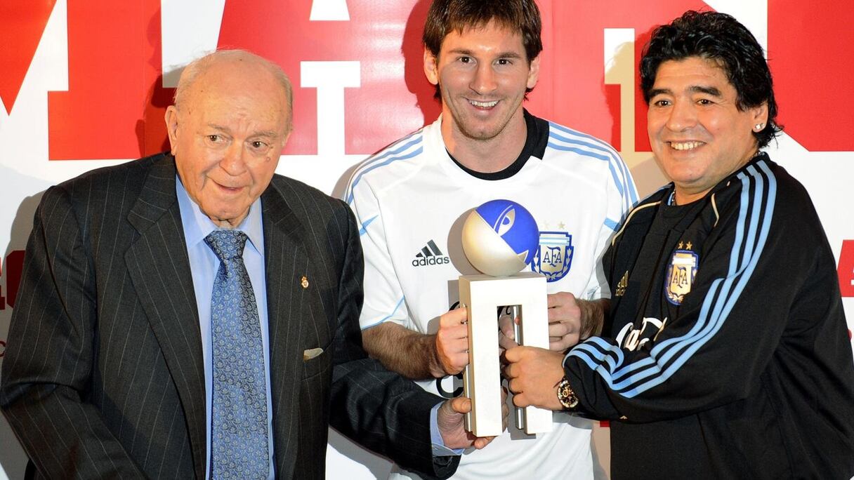 Alfredo Di Stefano en compagnie de Messi et Maradona. 

