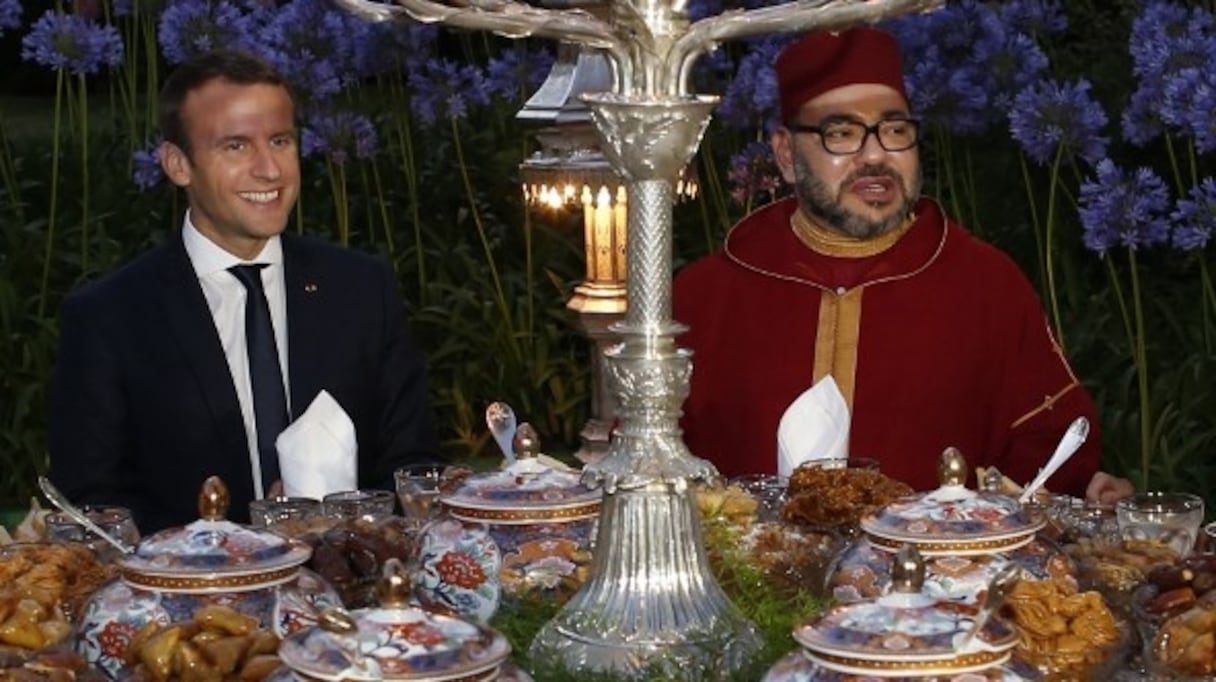 Le roi Mohammed VI et le président français Emmanuel Macron lors du ftour royal offert par le souverain en l'honneur de son hôte.
