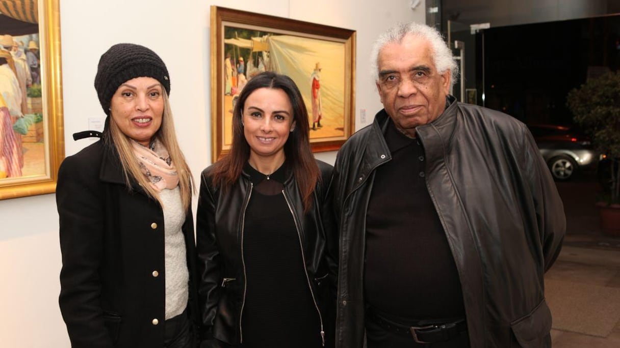 L'artiste peintre Talal, ici aux côtés de Ghizlaine Guessous et de Rabia, de la galerie Alifba, était de même présent à l'inauguration de cette exposition à découvrir jusqu'au 9 mars.
