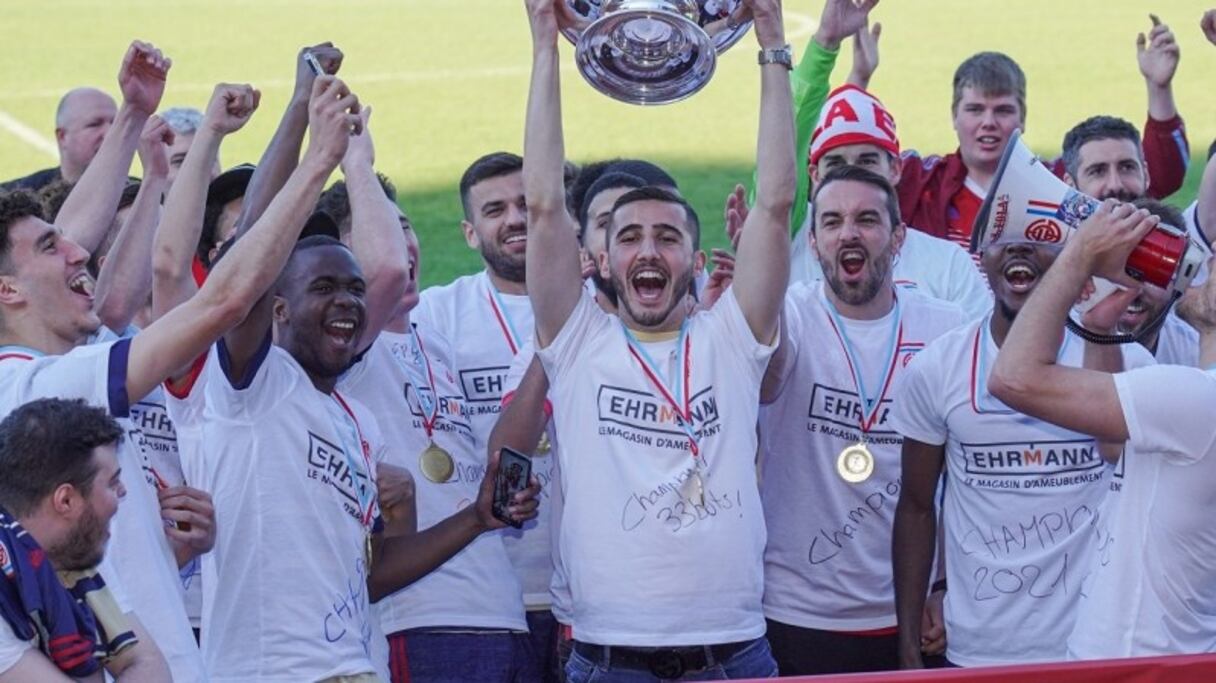 Zachary Hadji, star du CS Fola Esch, soulevant le trophée de champion du Luxembourg.
