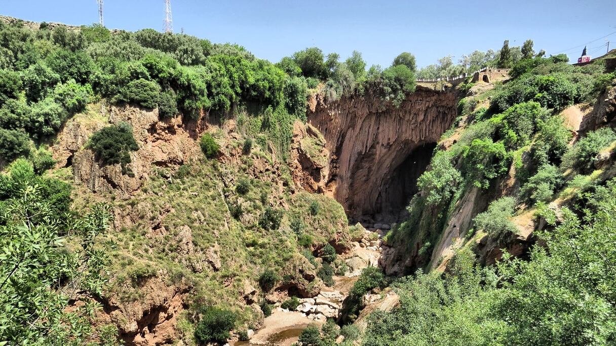 Pont naturel d'Imi n'Fri ("Bouche de la Grotte"), dans le Haut Atlas, près de Demnate. Cette arche naturelle, de plus de 20 mètres de haut, a été sculptée par les eaux il y a environ 1,8 millions d’années.

