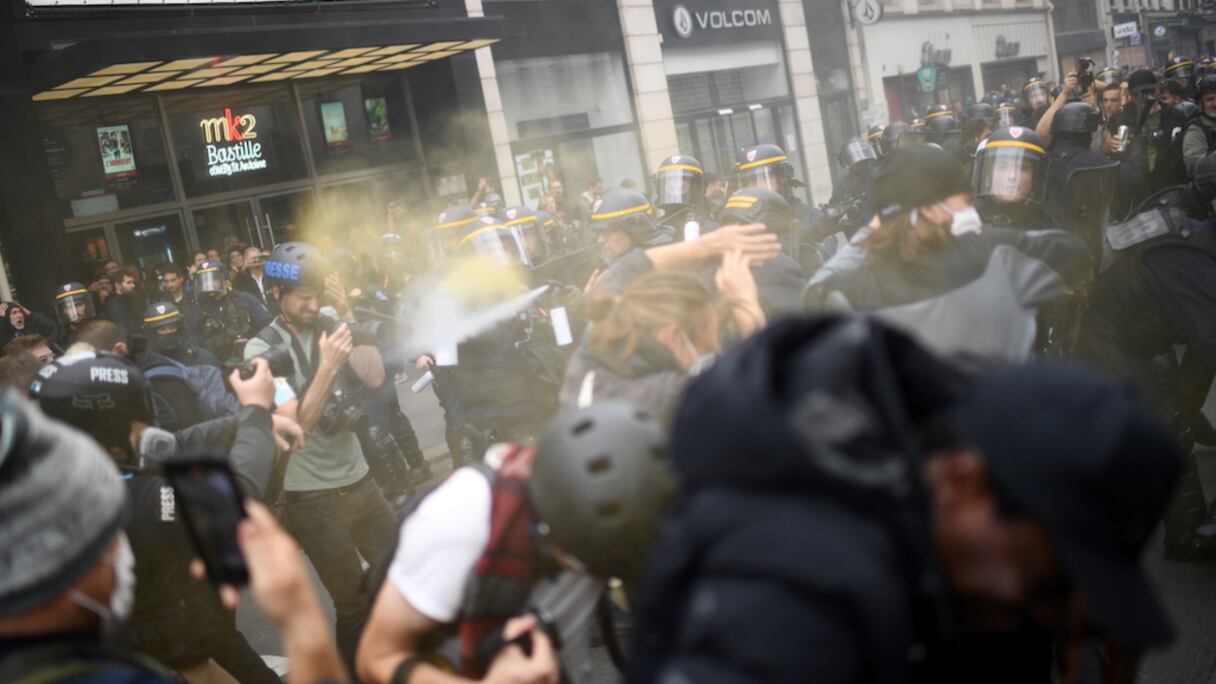 La police française utilisant un spray contre les manifestants lors de la «Marche contre la vie chère et l'inaction climatique», le 16 octobre 2022 à Paris.
