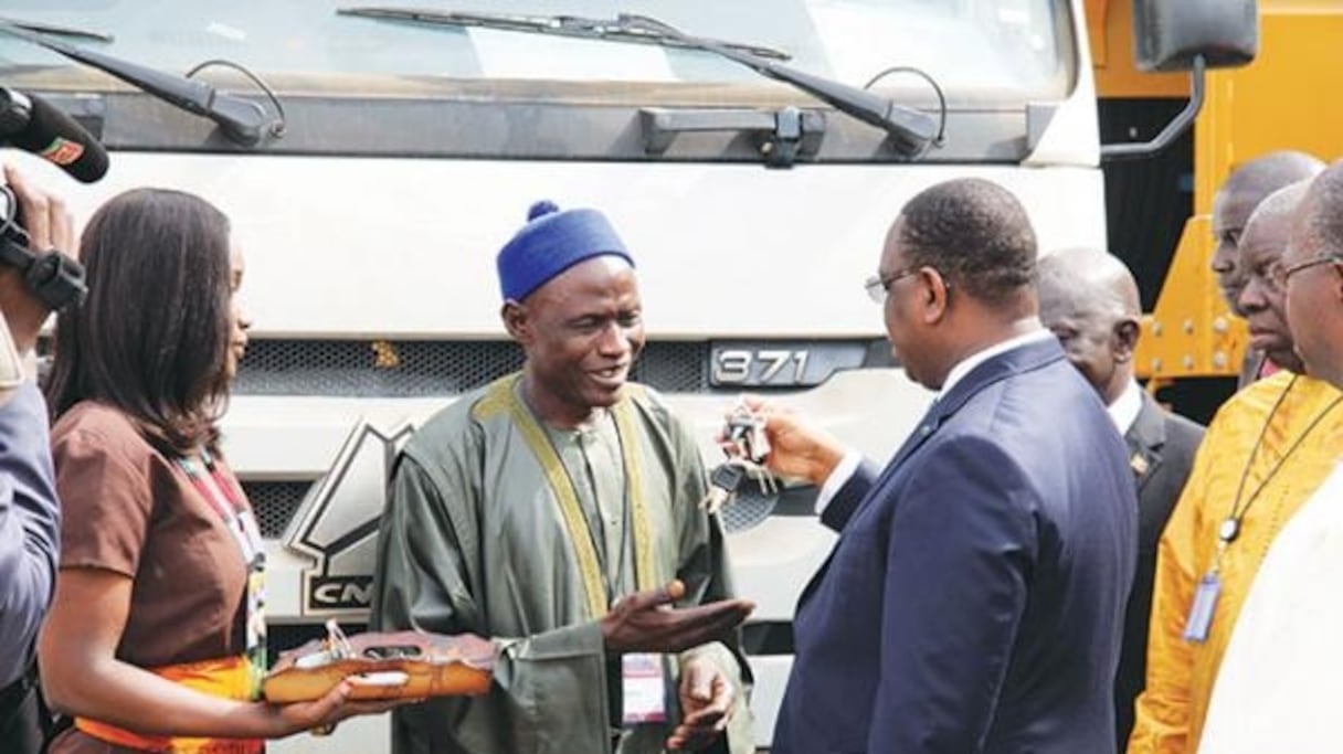 Le prsident Macky Sall remettant les clés d'un camion à un transporteur.
