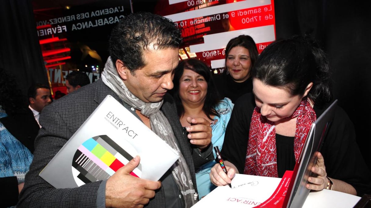 Le cinéaste Noureddine Lakhmari s'est précipité pour avoir un exemplaire signé de la main de Nadia Larguet.
